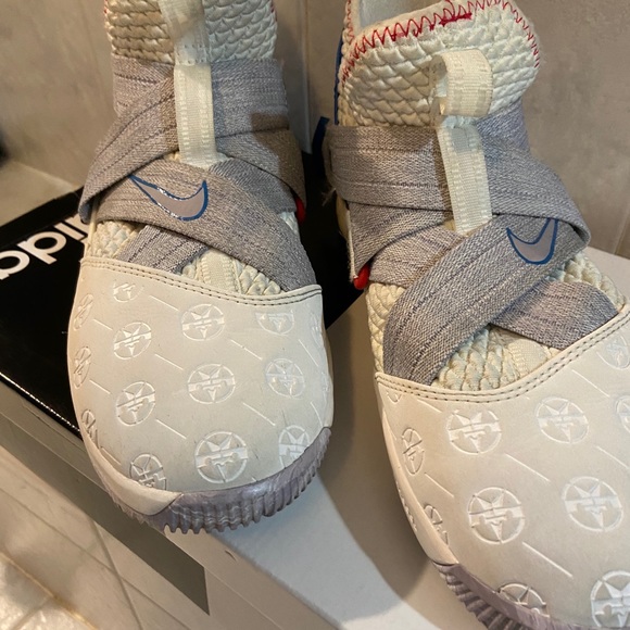 Nike LeBron Soldier 12 Summit White/Province - Picture 3 of 3